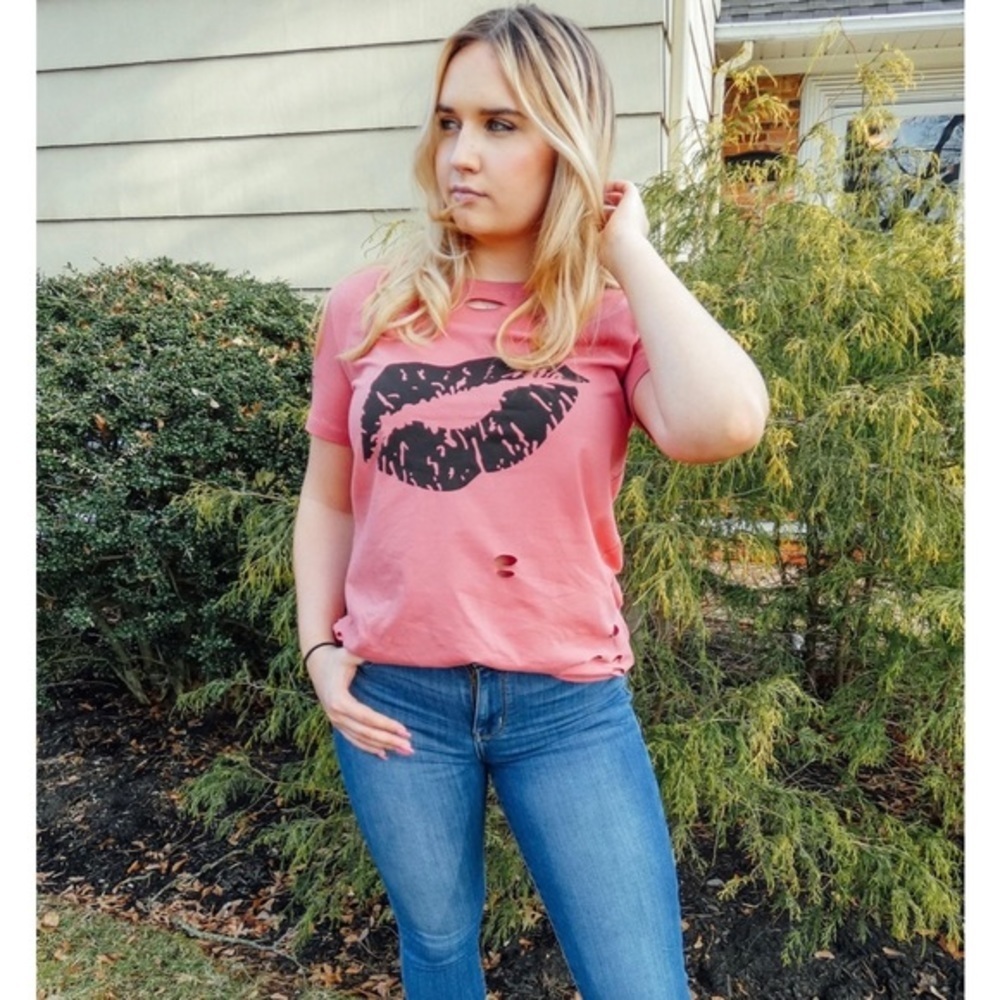 DISTRESSED‎ LIPS TEE SHIRT - Picture 2 of 3